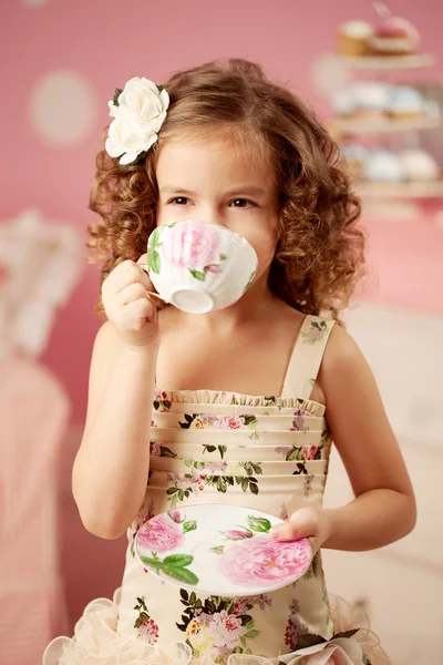 Pequena menina doce com chá — Fotografia de Stock