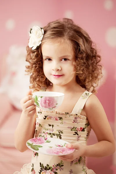 Kleines süßes Mädchen mit Tee — Stockfoto