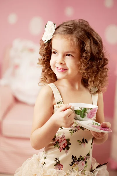 Pequena menina doce com chá — Fotografia de Stock