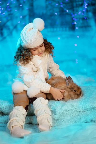 Pequena menina de inverno com coelho — Fotografia de Stock
