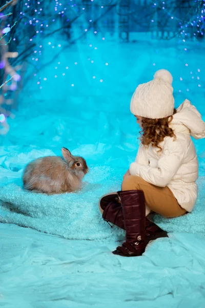 Pequena menina de inverno com coelho — Fotografia de Stock