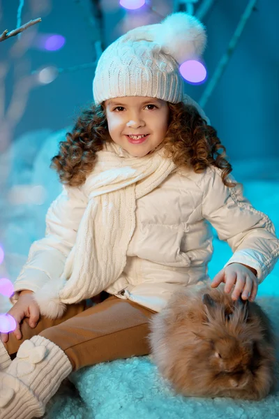 Kleines Wintermädchen mit Kaninchen — Stockfoto