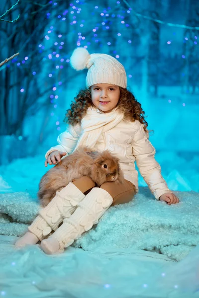 Piccola ragazza invernale con coniglio — Foto Stock