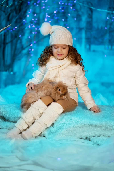 Winter meisje met konijn — Stockfoto