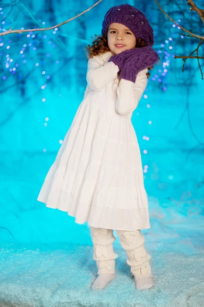 Маленька зимова дівчинка казки — стокове фото
