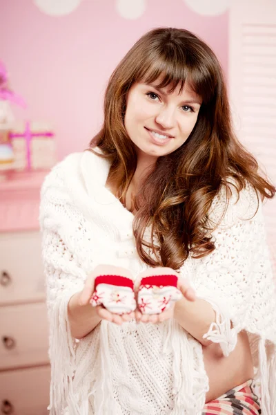 Schöne süße schwangere Frau drinnen — Stockfoto