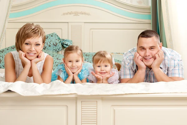 Gelukkige familie thuis glimlachen — Stockfoto