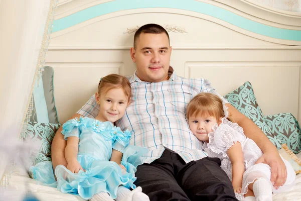 Gelukkige familie thuis glimlachen — Stockfoto