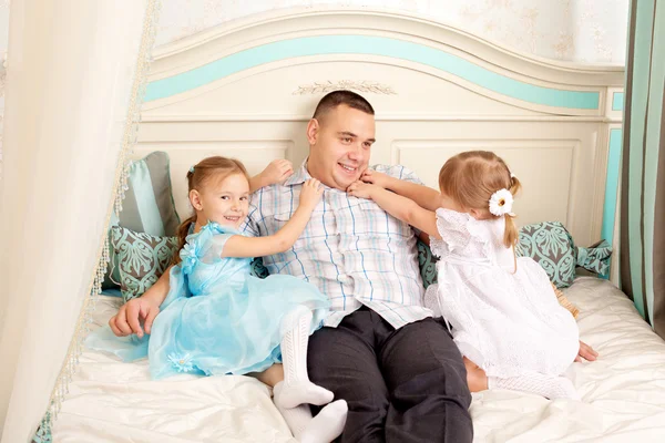 Família feliz sorrindo em casa — Fotografia de Stock