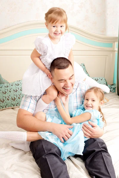 Família feliz sorrindo em casa — Fotografia de Stock