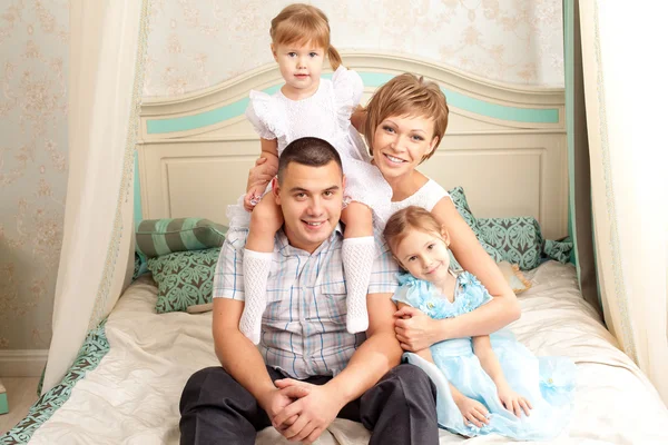 Família feliz sorrindo em casa — Fotografia de Stock