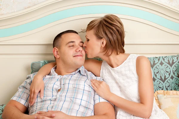 Couple amoureux câlins à la maison — Photo