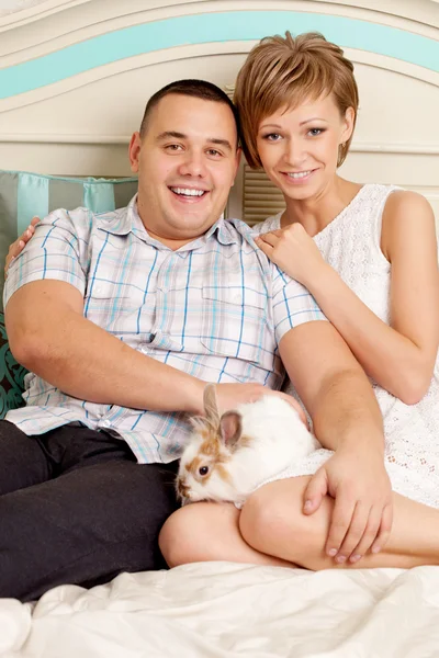 Couple amoureux câlins à la maison — Photo