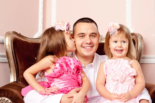 Carino sorridente ragazza a casa — Foto Stock