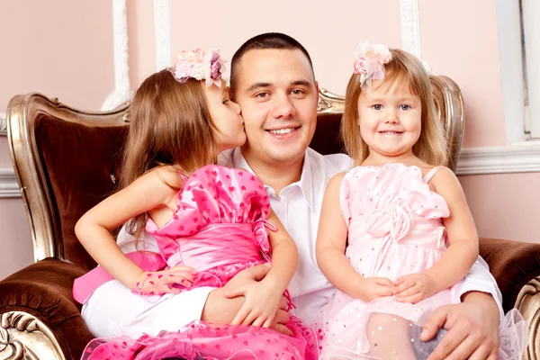 Família feliz sorrindo em casa — Fotografia de Stock