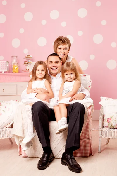 Família feliz sorrindo em casa — Fotografia de Stock