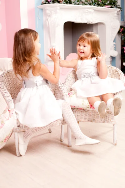 Adoráveis duas meninas jogando em casa — Fotografia de Stock