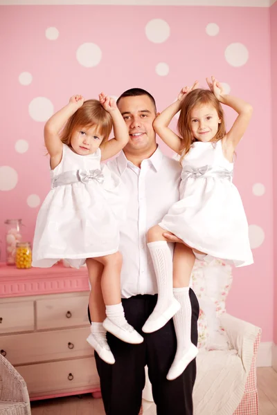 Família feliz sorrindo em casa — Fotografia de Stock