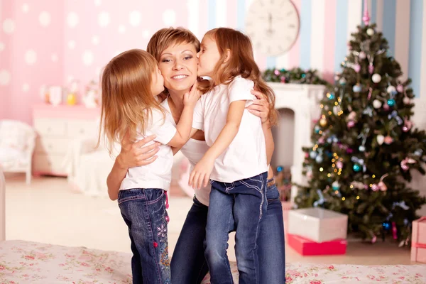 Joyeux famille souriant à la maison — Photo