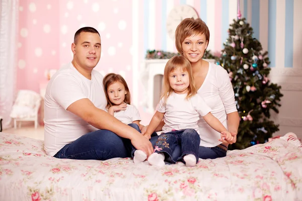 Boldog család mosolyog, otthon — Stock Fotó