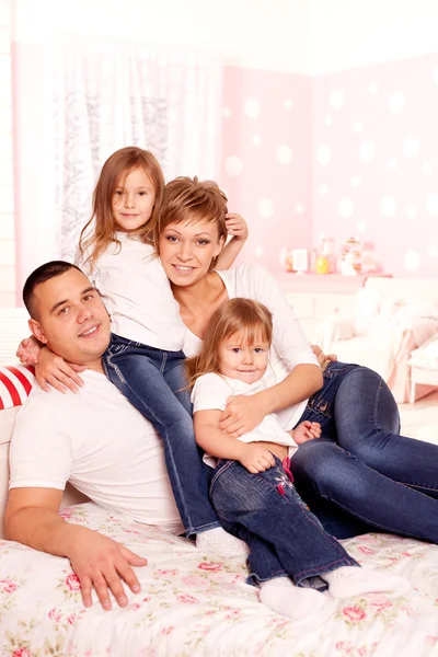 Família feliz sorrindo em casa — Fotografia de Stock