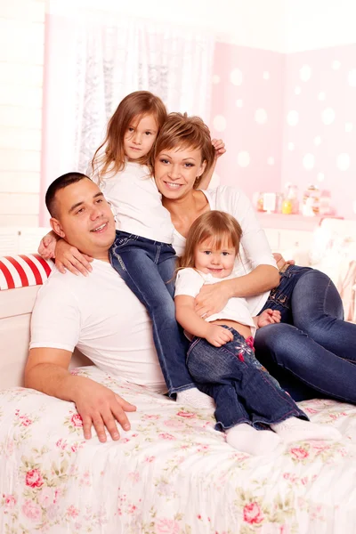 Щаслива сім'я посміхається вдома — стокове фото