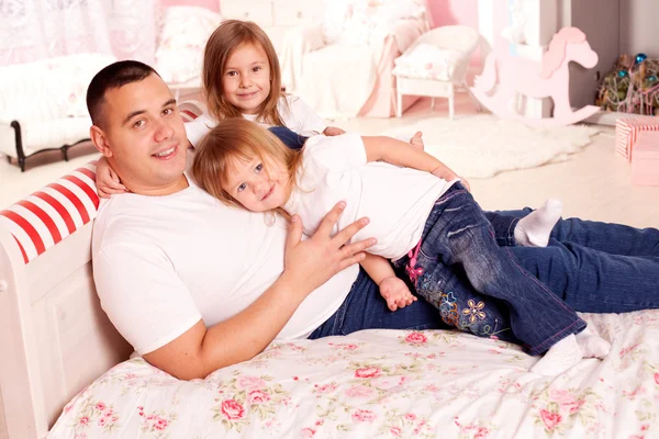 Gelukkige familie thuis glimlachen — Stockfoto