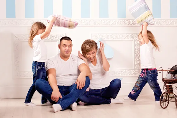 Lycklig familj leende hemma — Stockfoto