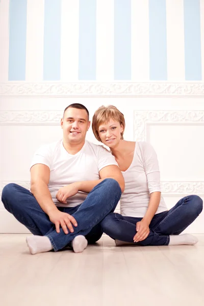 Casal no amor abraços em casa — Fotografia de Stock