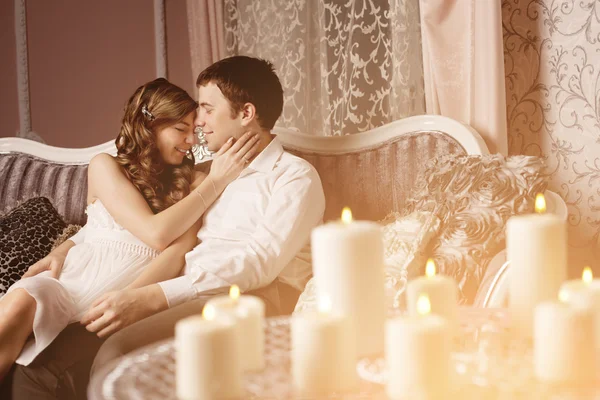 Casal feliz no amor em casa — Fotografia de Stock