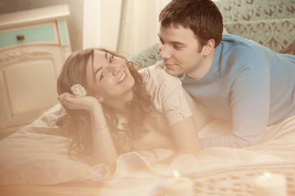 Casal feliz no amor em casa — Fotografia de Stock