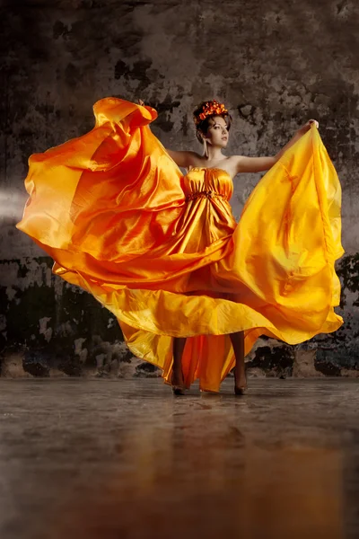 Senhora em vestido de seda voadora — Fotografia de Stock