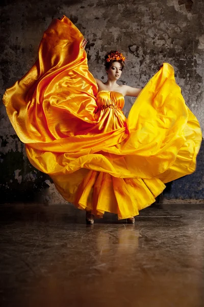 Señora en vestido de seda voladora —  Fotos de Stock