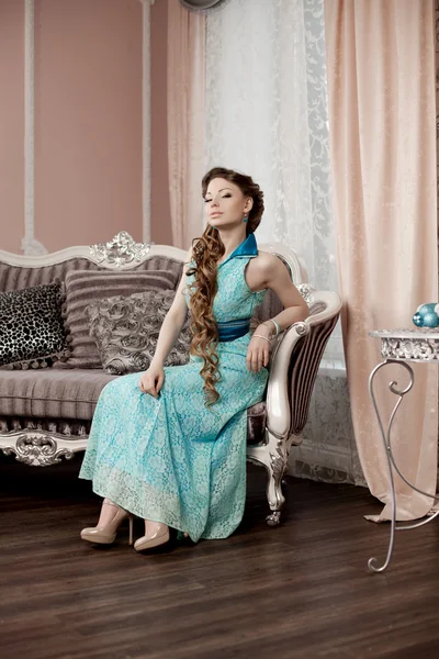 时尚室内装饰的豪华女人 — 图库照片
