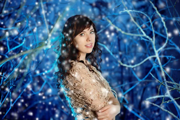 Beauty woman in winter forest — Stock Photo, Image