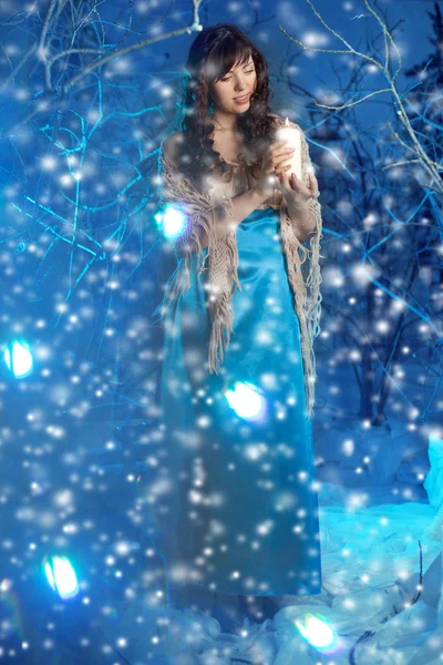 Beauty woman in winter forest — Stockfoto