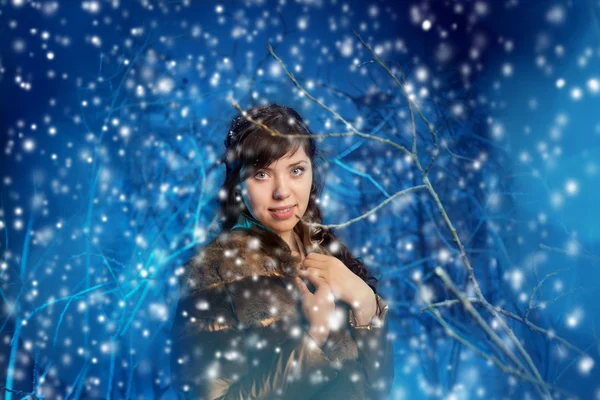 Skönhet kvinna i vinter skog — Stockfoto