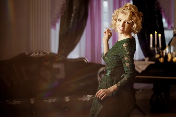 Mulher rica em luxo como Marilyn Monroe — Fotografia de Stock