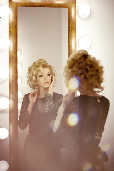 Luksuskvinne med speil – stockfoto