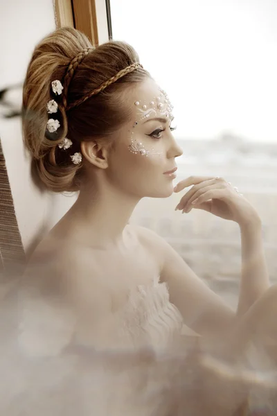 Mujer con maquillaje creativo de perlas — Foto de Stock