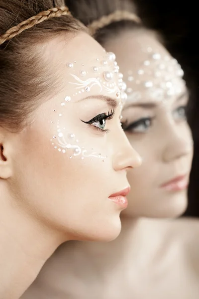 Woman with creative make-up of pearls — Stock Photo, Image