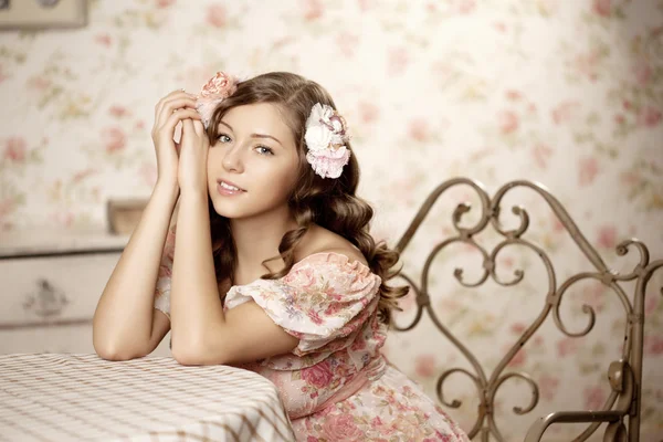 Mujer sentada en una habitación con un interior vintage —  Fotos de Stock