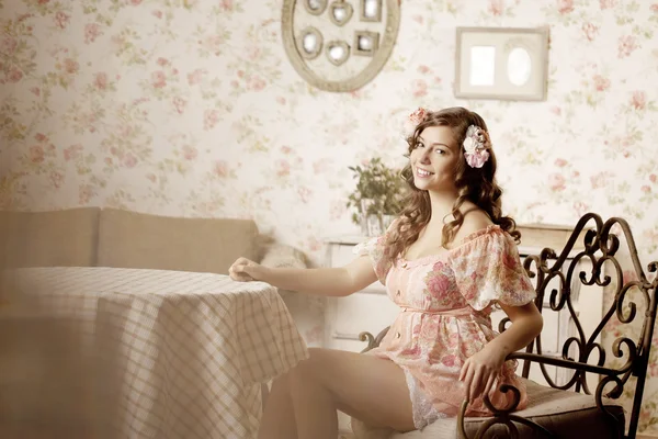 Femme assise dans une pièce à l'intérieur vintage — Photo