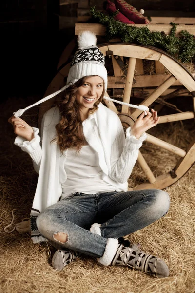 Köyde samanlıkta gülümseyen kadın — Stok fotoğraf