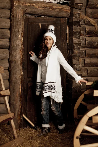 Lachende vrouw in het dorp schuur — Stockfoto
