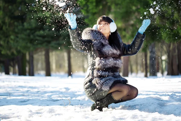 Mujer joven en el parque de invierno — Foto de Stock