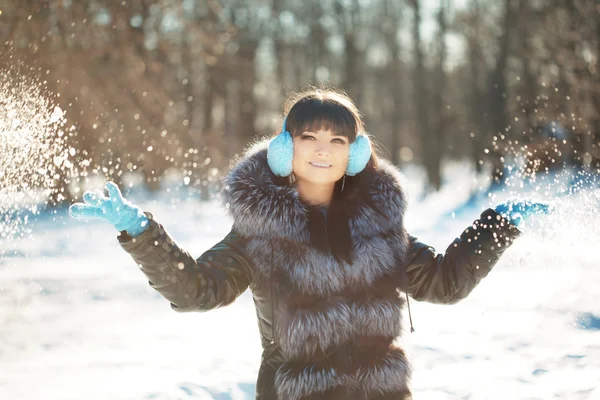 Jovem mulher no parque de inverno — Fotografia de Stock