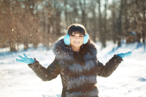 Jovem mulher no parque de inverno — Fotografia de Stock