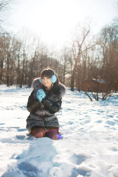 Young woman in winter park — Stock Photo, Image