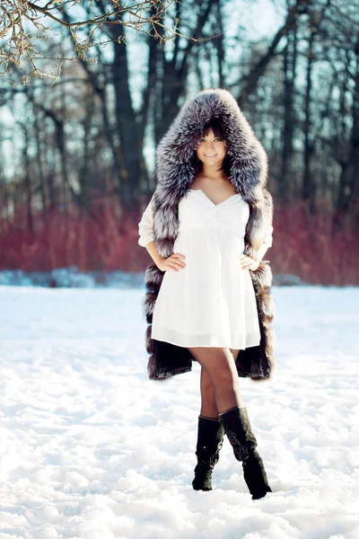 Jeune femme dans le parc d'hiver — Photo